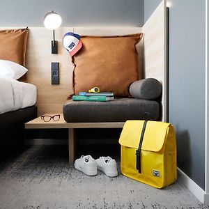 Moxy Queen Room